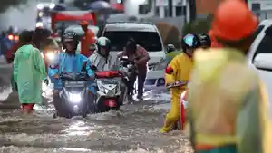 pengendara-motor-terjebak-bajir-di-kawasan-benda-bawah_20221004_184200.jpg
