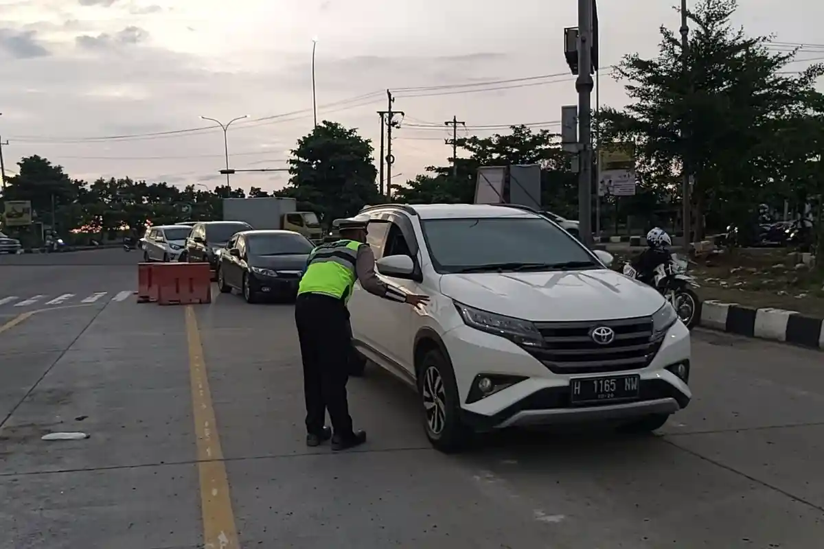 Tidak Tahu Ada One Way di Tol, Mobil Hendak ke Jakarta Disetop dan Diminta Lewat Pantura di Pemalang