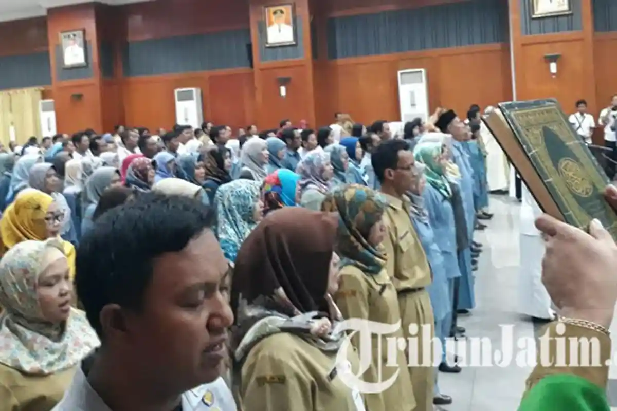 Lantik ASN Pemkot Surabaya, Risma Masih Terngiang Terom Bom