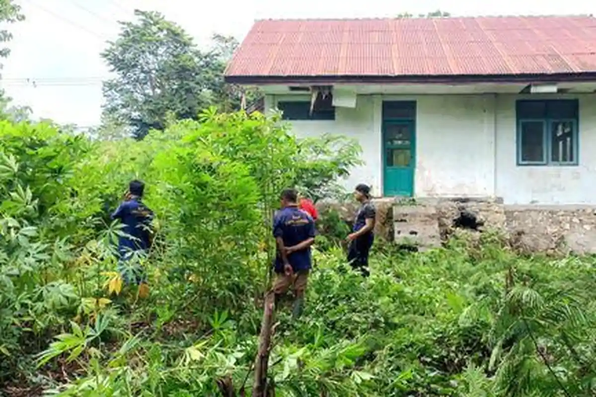 Tim Imigrasi Bersihkan Lokasi Pos dan Mengecek Ketersediaan Air Bersih 