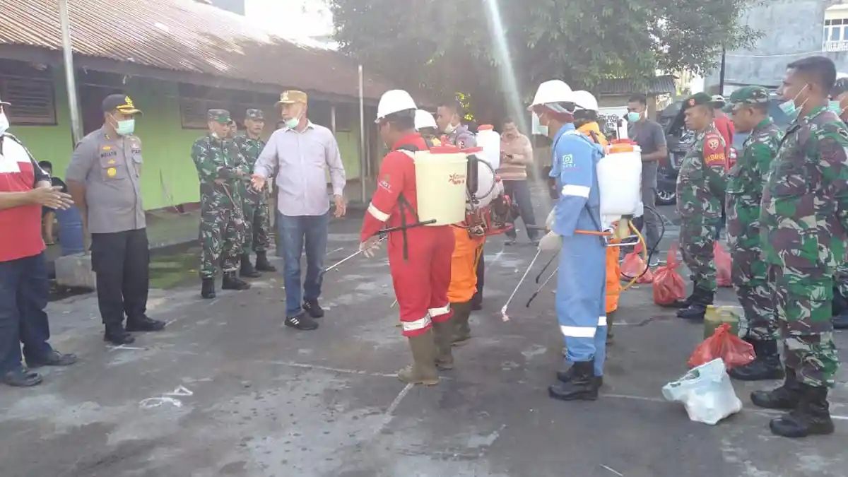 UPDATE Corona Ende: Cegah Corona, Bupati  Pimpin Penyemprotan Disinfektan di Pasar Ende