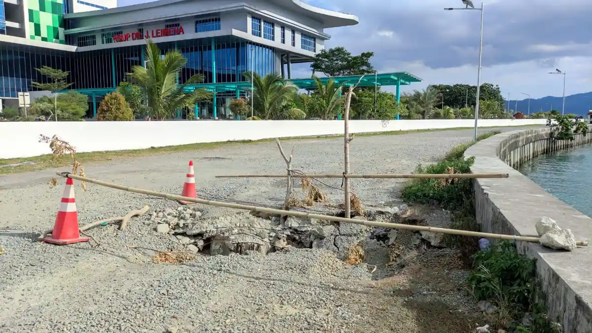 Puluhan Lubang Jalan Menuju Pantai Wailela, Ada Patahan Sedalam 1 Meter