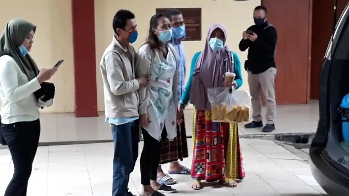 Sopir Taksi Online Bersimbah Darah di Pulogadung, Ini Kecurigaan Istri yang Hamil 2 Bulan