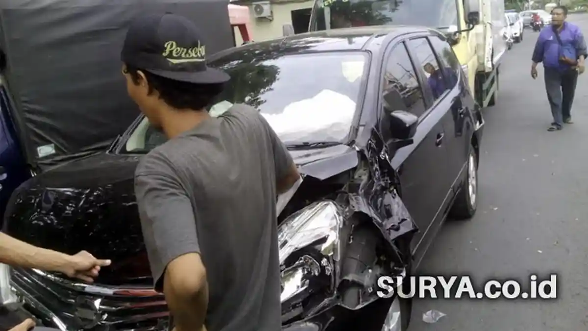 Rem Blong, Truk Trailer Bermuatan Makanan Ringan Gasak 5 Mobil dan 1 Motor