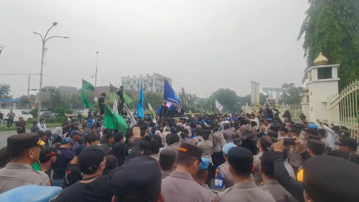 Breaking News: Mahasiswa Riau Demo di Kantor Gubernur Riau, Soroti ...