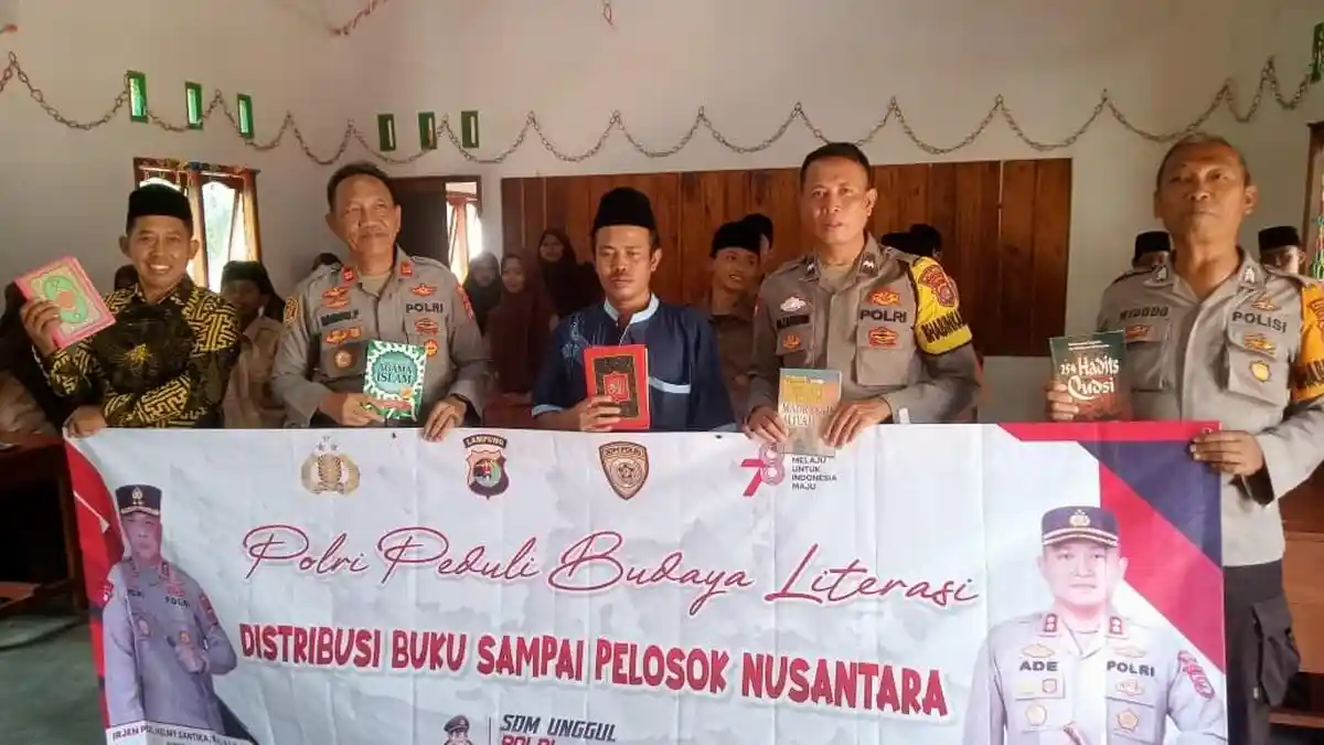 Polsek Way Serdang Polda Lampung Berbagi Buku ke SMP Islam Miftahul Ulum
