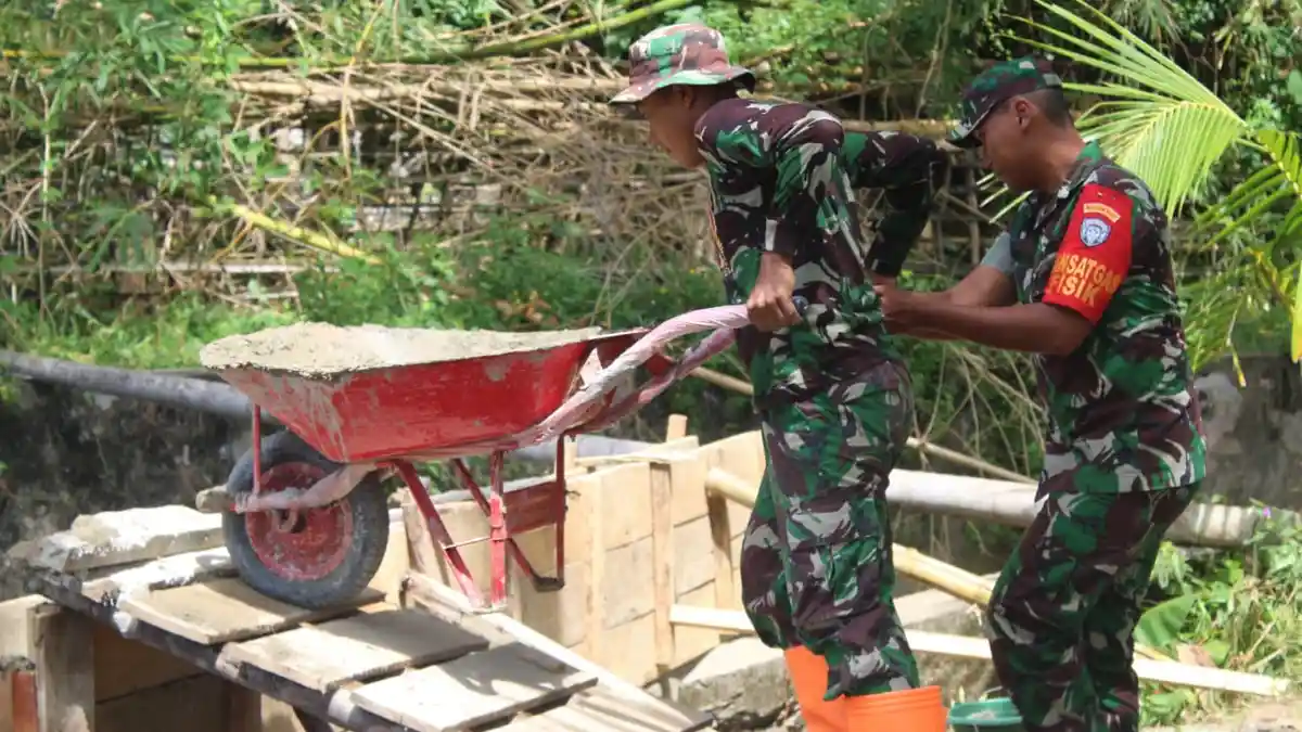 Dandim Aceh Selatan Tinjau Pembangunan Tebing Penahan Sungai di Samadua