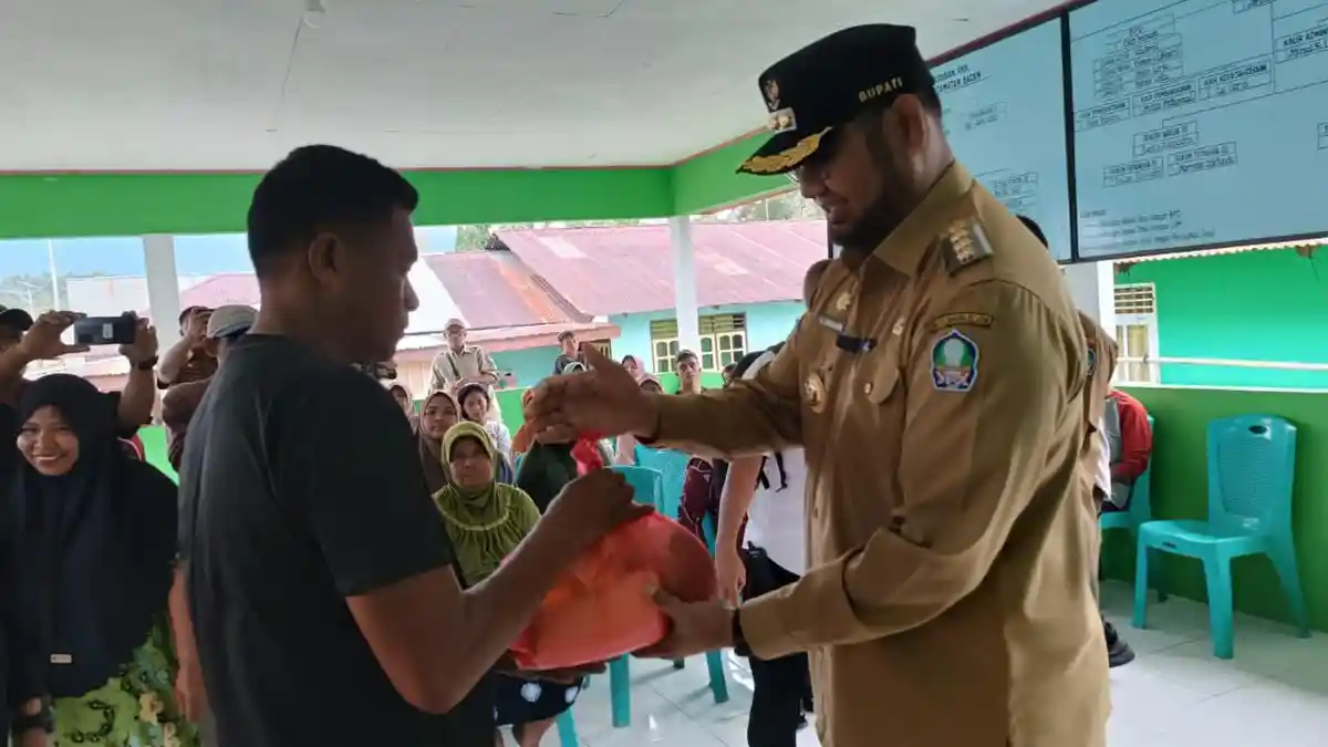 Bupati Halmahera Selatan Bassam Kasuba Salur Bantuan ke Warga Terdampak Banjir