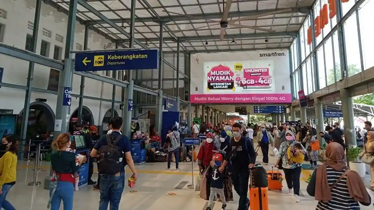 Di Hari Pertama Idul Fitri, Pemudik Masih Padati Stasiun Pasar Senen
