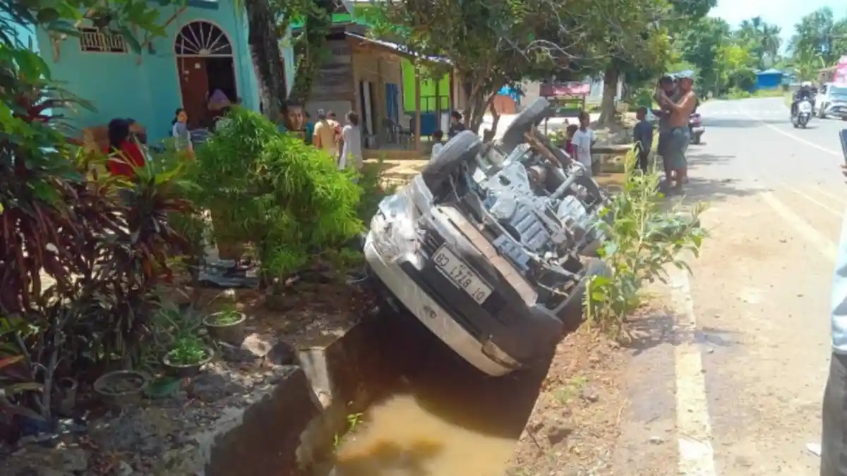Mobil Grand Max Terguling Masuk Selokan di Tanggetada Kolaka, Pengemudi Luka di Kepala dan Lengan