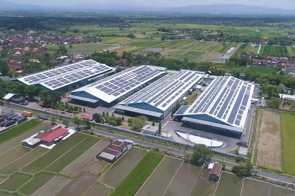 Pemprov Jateng Resmikan PLTS Atap di Pabrik Danone-Aqua Klaten