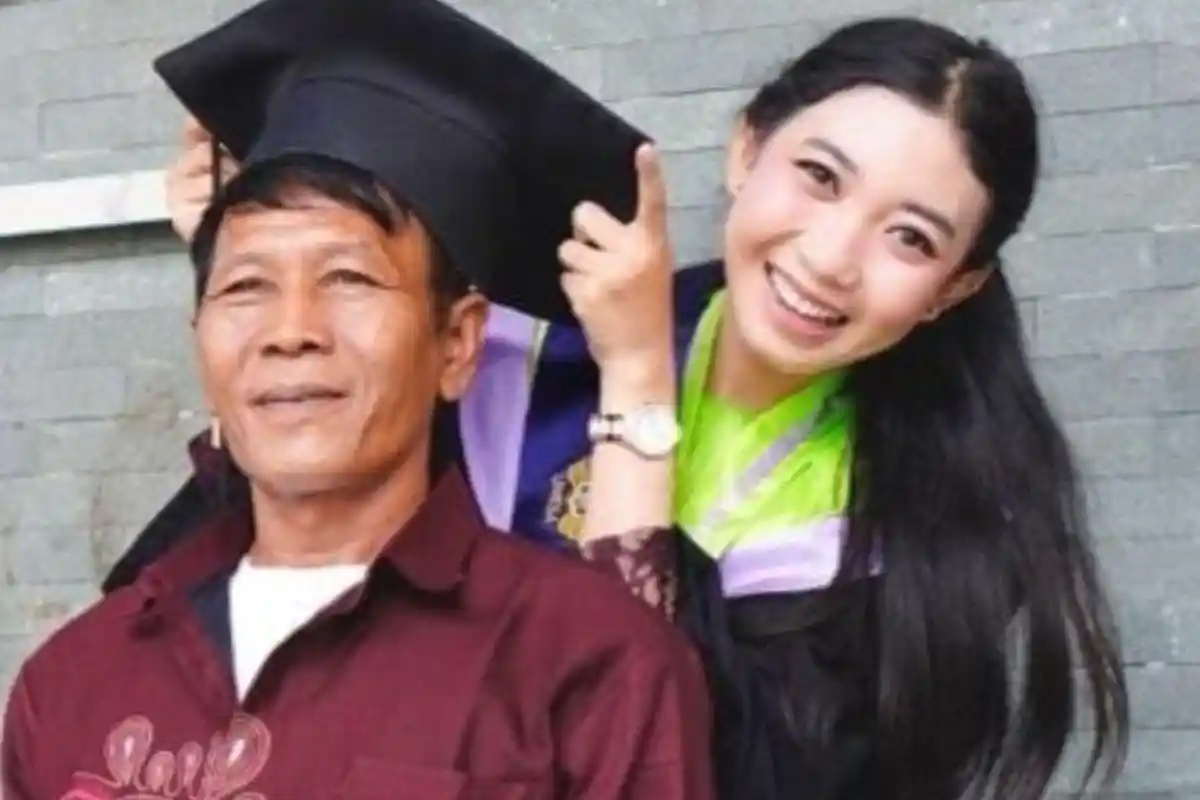 Sosok Eva Nandha Anak Buruh asal Nganjuk Jadi Wisudawan Terbaik Unesa, Ini Kisah Inspiratifnya