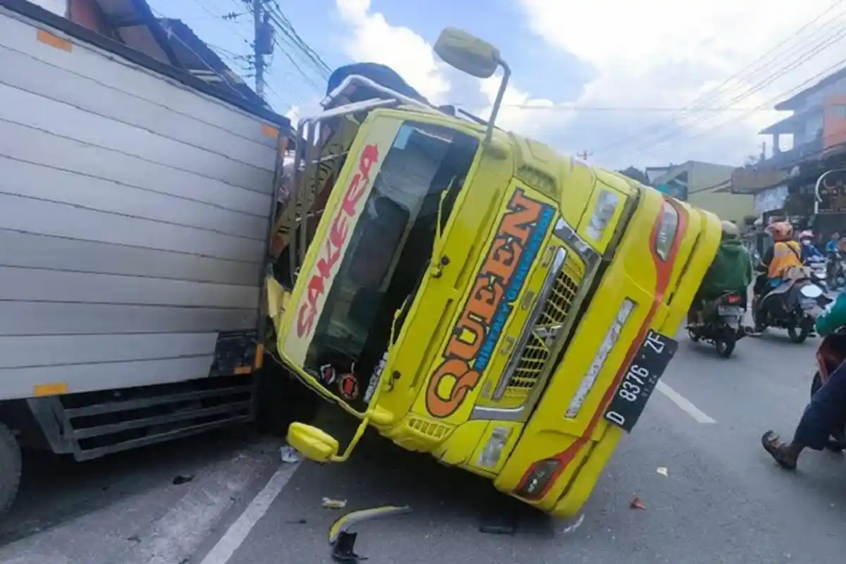 Truk Muatan Pakan Ayam Kecelakaan di Wonorejo Wonosobo, Pengendara Motor Terluka