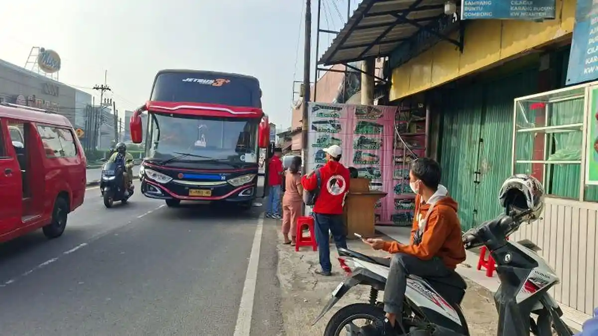 Jelang Perayaan Natal dan Tahun Baru, Terminal Bayangan Pal Depok Mulai Ramai Pemudik