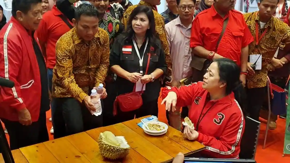 Puan Cicipi Keripik Salak Ambyar di Pameran Rakernas PDIP
