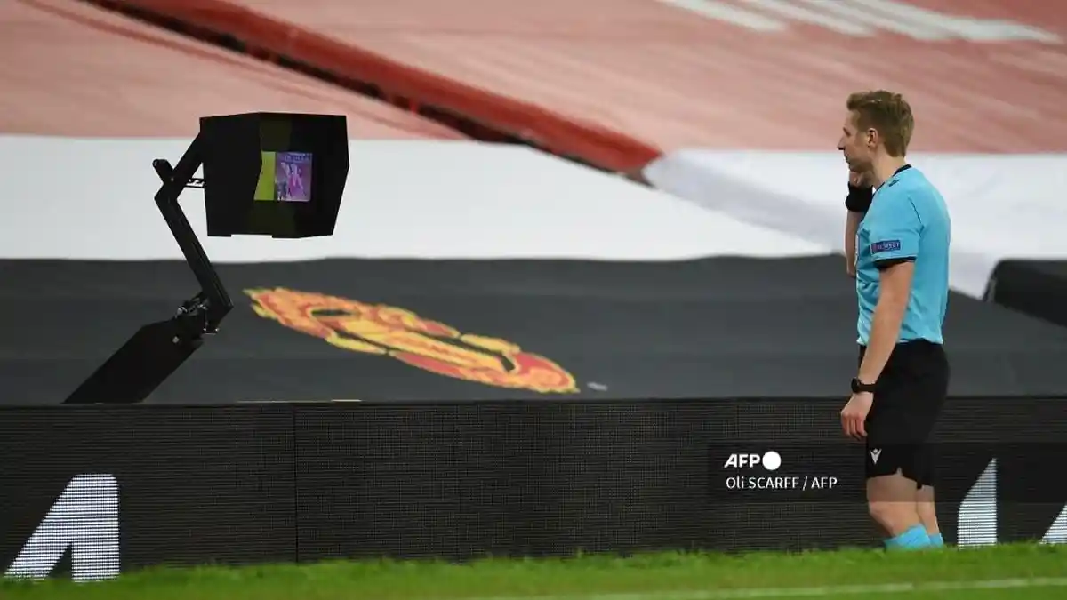 Sadar Salah Tiup Peluit, Wasit Ini Berlutut dan Minta Maaf karena Setop Laga pada Momen Krusial