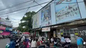 Pengunjung-menikmati-kopi-di-Kedai-Kopi-Klodjen-Jaya-Kota-Malang.jpg