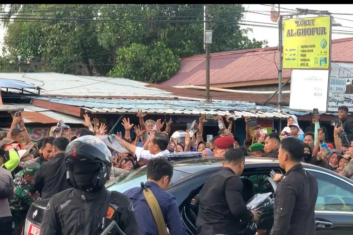 Jokowi di Terminal Samarinda Seberang, Disambut Warga hingga Lempar Kaos Hitam Gambar Joko Widodo