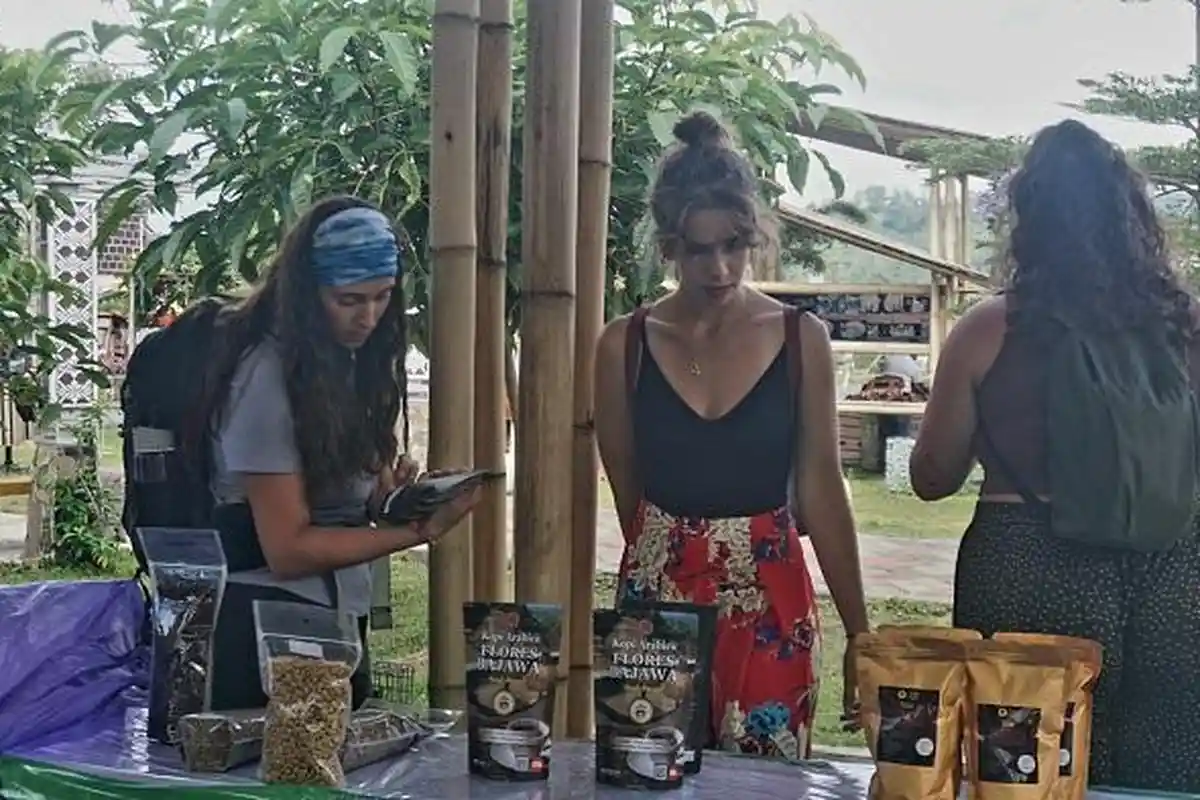 Pengunjung dan Pelaku UMKM Mulai Padati Taman Kartini Jelang Pembukaan Festival Wolobobo Ngada 2023