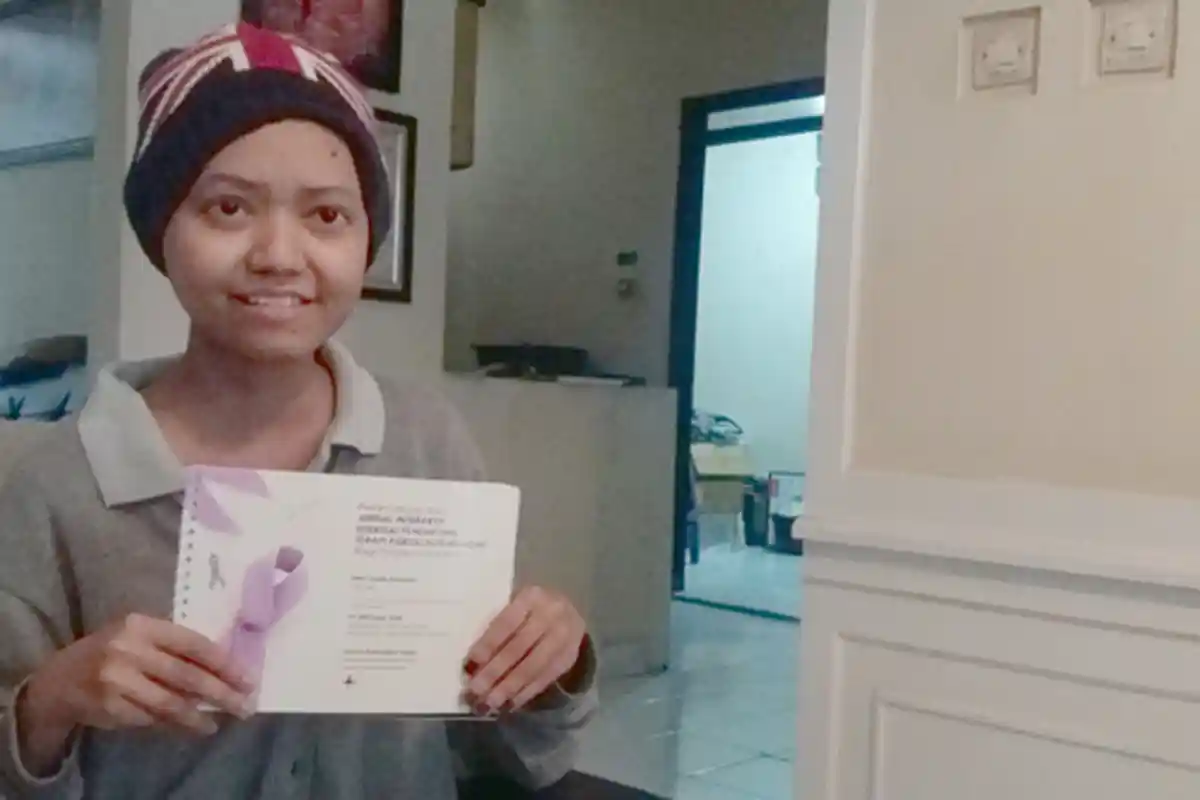 Kisah Mengharukan, Penderita Kanker Stadium 4 Ini Jadi Sarjana dan Raih Cumlaude