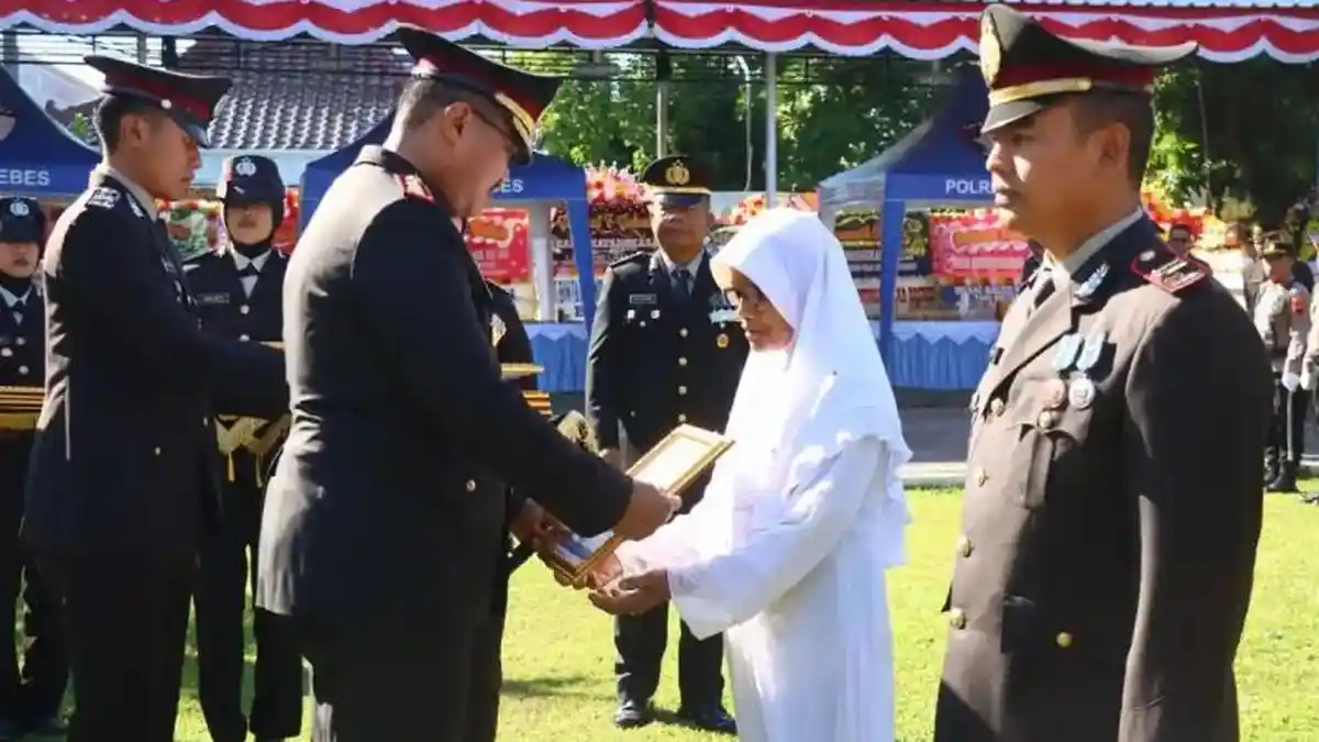 Nenek Kusmiah Dapat Penghargaan Kapolres Brebes Usai Gagalkan Pencurian Rp 3,6 M - Tribunlampung.co.id