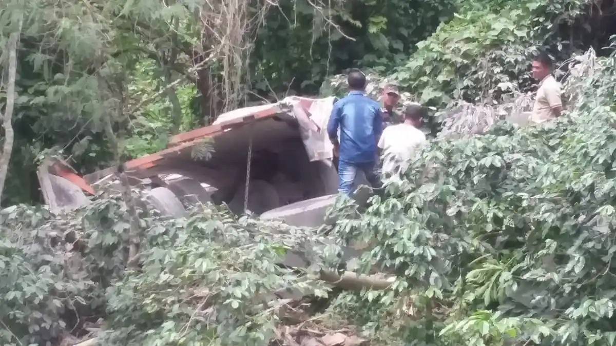 Truk Tronton Pengangkut Semen Terjun ke Jurang di Jalan Takengon-Angkup