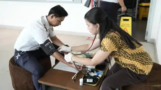 Pastikan Kesiapan Angkutan Lebaran 2026, Puluhan Petugas LRT Jabodebek Jalani Tes Kesehatan