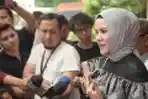 Angel Lelga Hadiri Gelar Perkara Penggerebekan