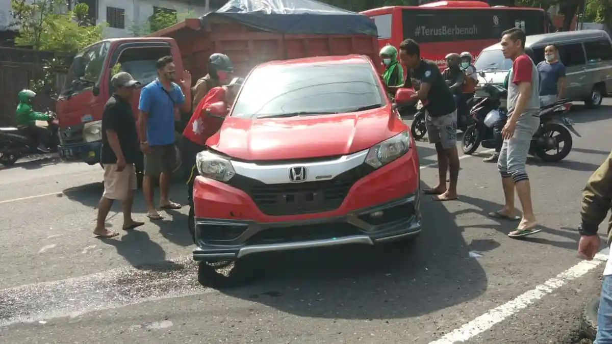 Kecelakaan Maut Honda HRV Ngebut Sulit Dikendalikan, Lawan Arah Tabrak APV dan 2 Motor di Semarang