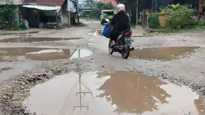 Kondisi-Jalan-Tj-Baru-Kecamatan-Lima-Puluh-Pekanbaru-seperti-kubangan.jpg