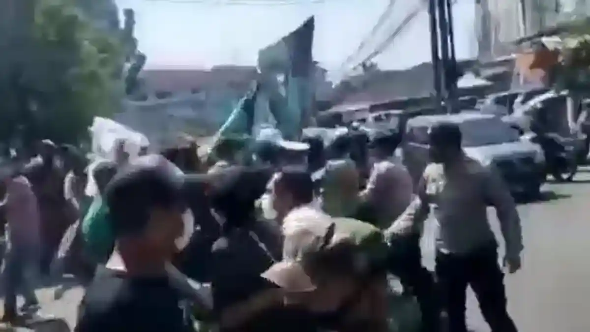 Pendemo Tuntut Aksi Premanisme Satpol PP Kota Tangsel saat Penertiban pada PPKM Darurat