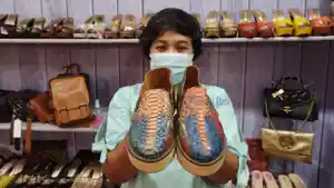 meiga-collection-menunjukkan-produk-sandal-kulit.jpg