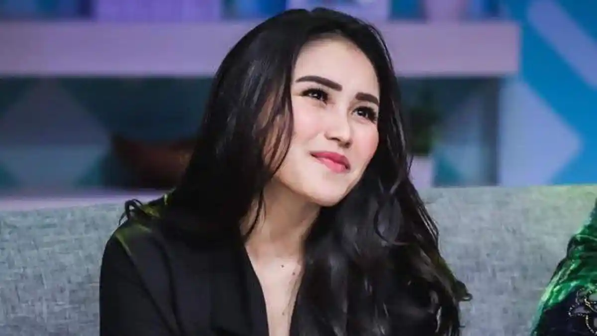 Rumah Ayu Ting Ting Dilempar Pembalut dan Celana Dalam, Katanya Orang Gila, Mbah Mijan Sebut Santet