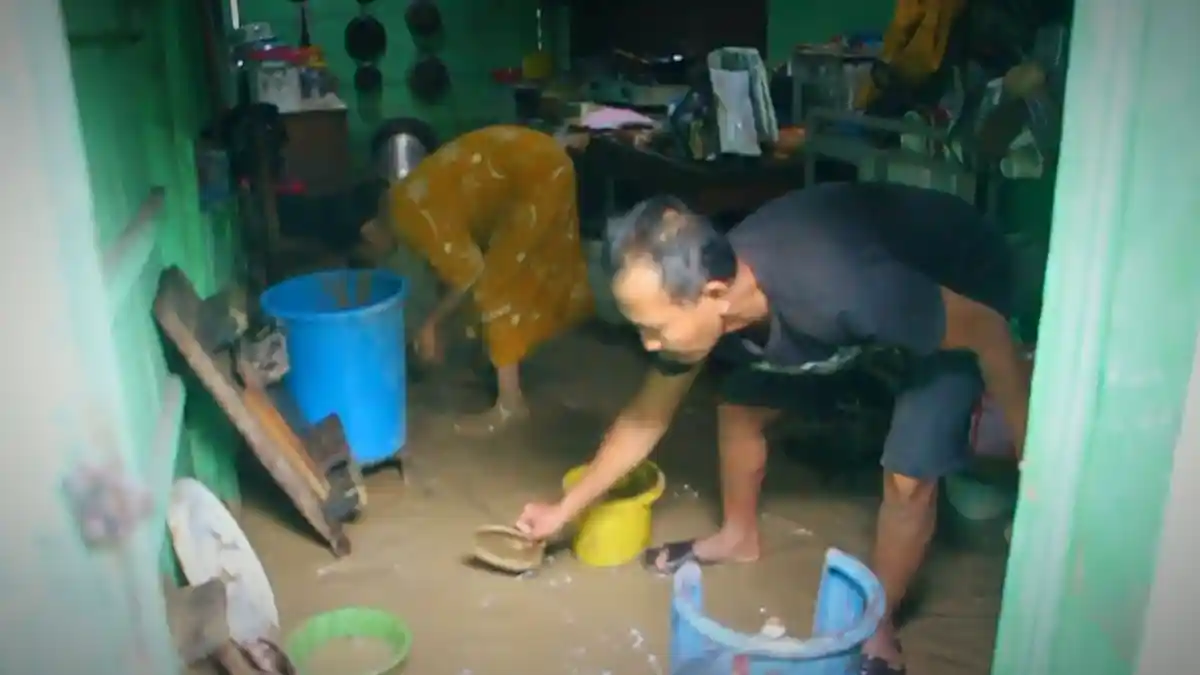 55 Rumah Terdampak Banjir Jepon, Kendaraan dan Elektronik Rusak Berat - Warga-tampak-membersihkan-sisa-lumpur-akibat-banjir-1.jpg