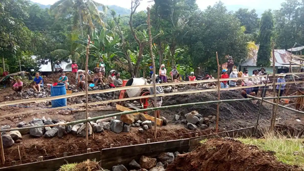 Umat Mulai Bangun Kapela Wolobawa di Golewa Selatan