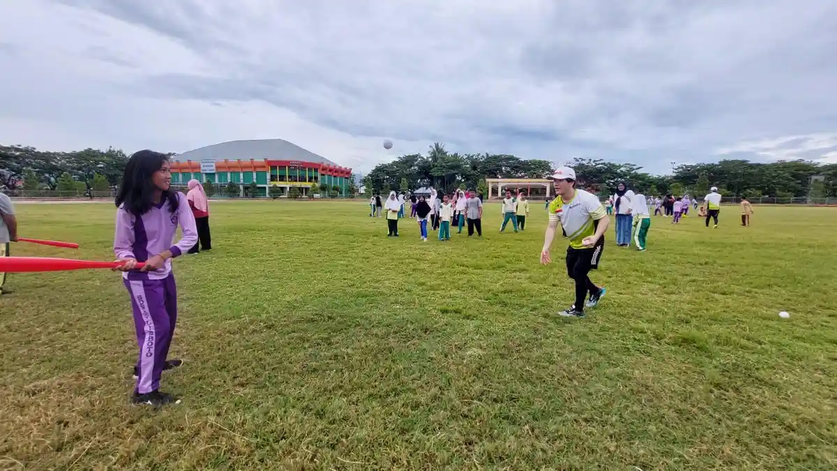 Atlet Jepang Puji Semangat Pelajar Gorontalo saat Main Baseball