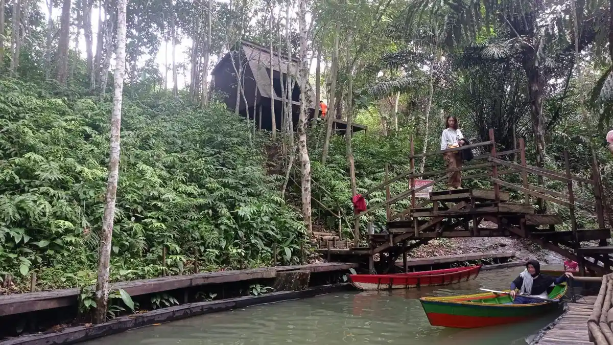 Menyusuri Air Terjun Perjiwa, Wisata Hidden Gems di Kutai Kartanegara