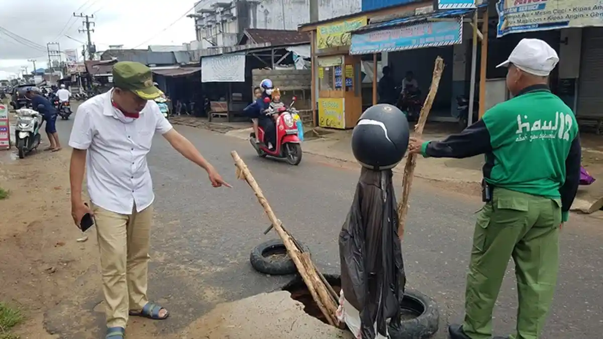 Lubang Jalan Sekumpul Martapura Bakal Dipasang Plat Baja