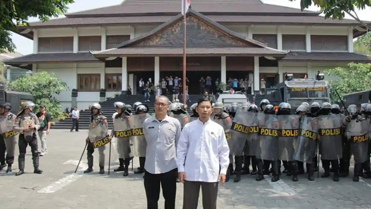 Demonstran #BengawanMelawan Sudah Diajak Masuk ke Dalam Gedung DPRD Solo, Tapi Ternyata Menolak