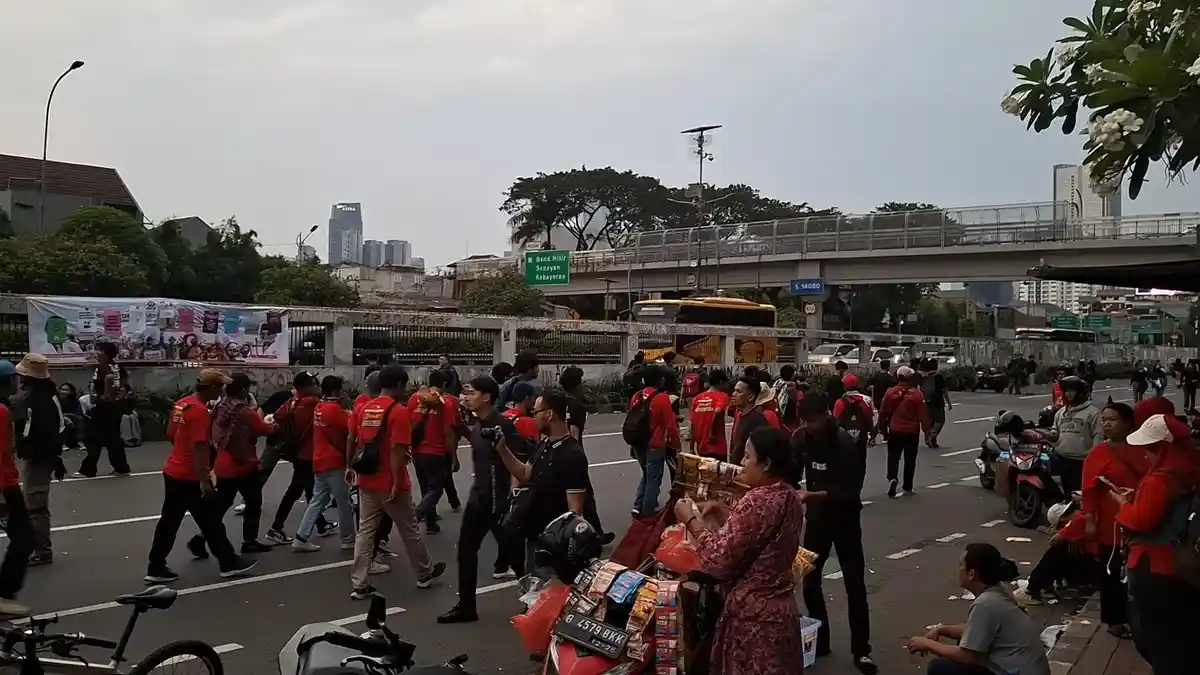 Jelang Magrib, Massa Aksi Peringatan May Day di DPR Mulai Membubarkan Diri