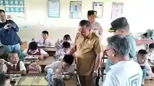 Suasana-saat-launching-program-makan-bergizi-gratis-di-SDN-1-Banjar-Tengah.jpg