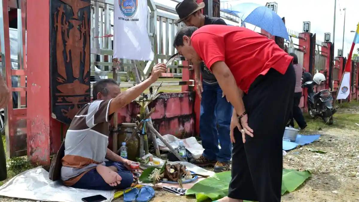 Jelang Kedatangan Menko PMK, Pemkab Landak Gelar Ritual Adat Beremah