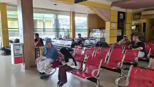 Suasana-calon-penumpang-di-ruang-tunggu-pool-bus-PT-ALS-di-Jalan-SM-Raja11111.jpg