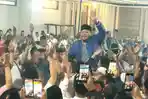 madura/Hasani-bin-Zuber-selaku-Ketua-Tim-Pemenangan-Paslon-Lukman-Fauzan-larut-dalam-suka-cita.jpg