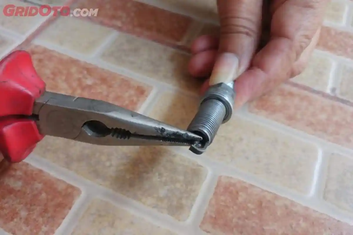 SIMAK Ternyata Ini Risiko Pakai Busi yang Sudah Dirusak Keramiknya