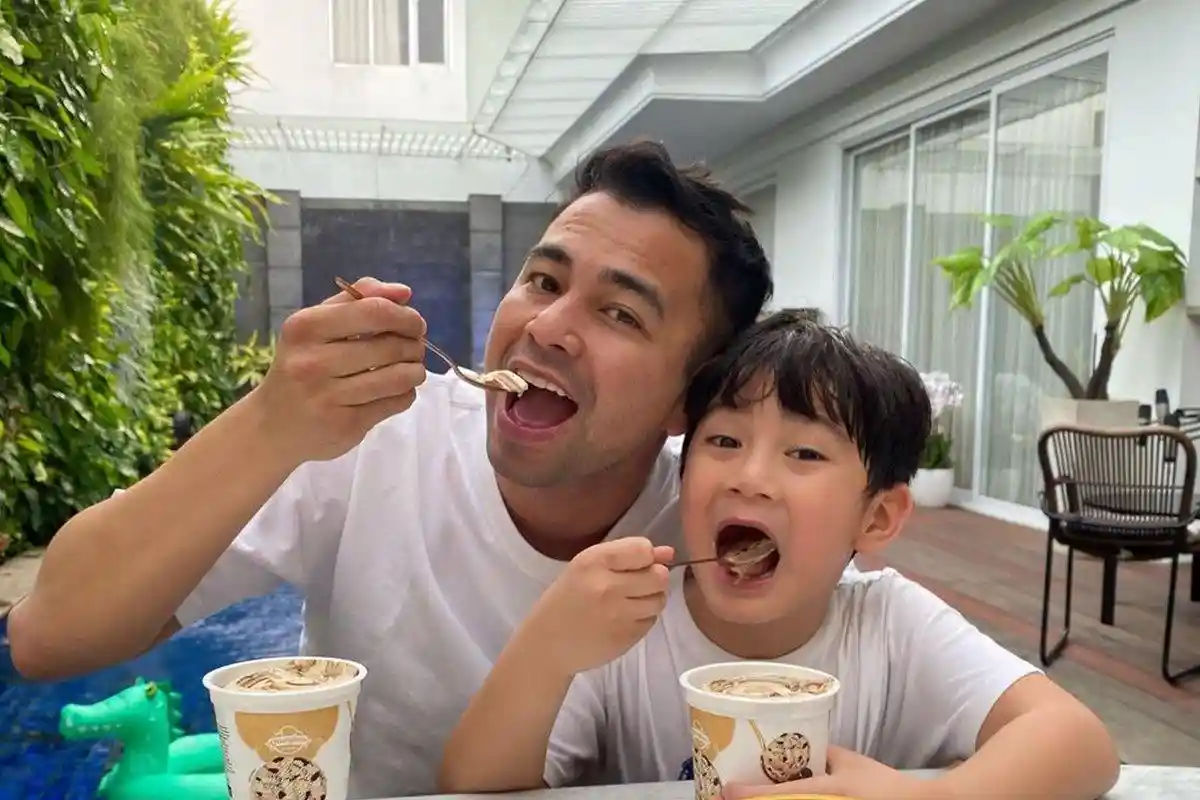 Tantang Rafathar Puasa Selama 30 Hari Full, Raffi Ahmad Janjikan Tiket Nonton Liverpool: Semangat Ya