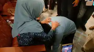Calon-bupati-Garut-nomor-urut-02-Abdusy-Syakur-Amin-bersujud.jpg