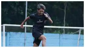 Potret-Achmad-Maulana-Saat-Sesi-Latihan-Bersama-Arema-fc.jpg