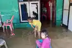 Dua-anak-bermain-di-teras-rumah-yang-terendam-banjir-Sabtu-2512025.jpg