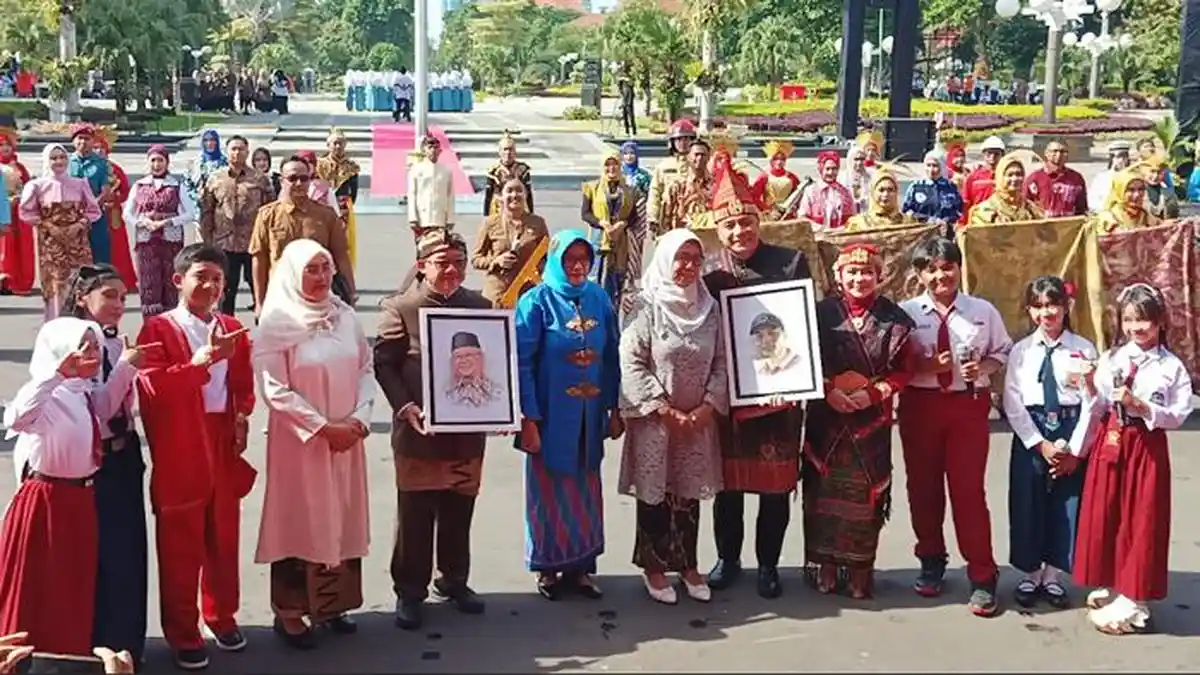 Upacara Peringatan Hari Guru di Surabaya, Menteri Abdul Mu'ti Singgung Tunjangan Guru Honorer